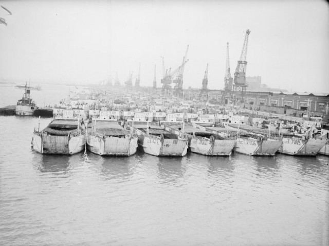 Britain's_Landing_Craft_Wait_For_D-day._June_1944._Southampton._A23730