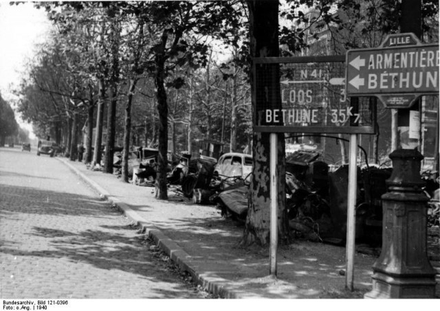 Frankreich, Allee mit zerstörten Fahrzeugen