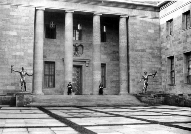 Bundesarchiv_Bild_146-1987-003-09A,_Berlin,_Neue_Reichskanzlei,_Innenhof