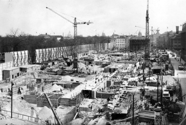 Bundesarchiv_Bild_146-1991-041-03,_Berlin,_Bau_der_Neuen_Reichskanzlei