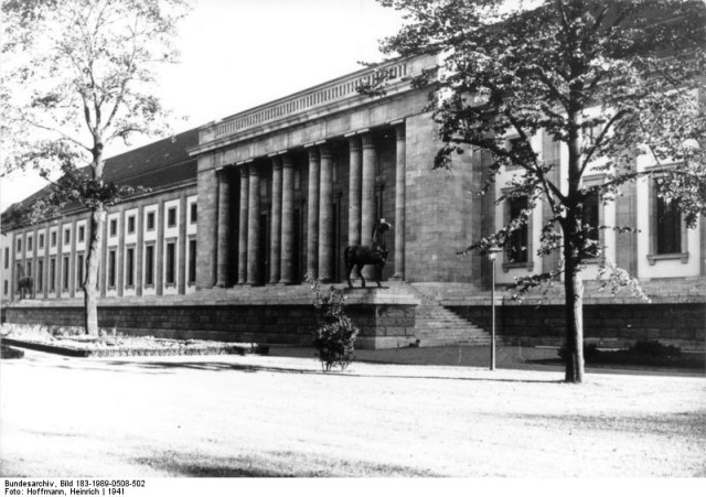 ADN-ZB/Archiv, Faschistisches Deutschland 1933-1945 Berlin: Blick auf die Gartenfront der Neuen Reichskanzlei, die nach den Entwürfen des 1937 zum Generalbauinspektor für die Reichshauptstadt ernannten Albert Speer entstanden und am 9. Januar 1939 mit dem Neujahrsempfang für das diplomatische Korps eingeweiht wurde. Der Bau bildete mit seinen 420 Räumen eine Element des faschistischen Konzepts, Berlin zur "neuen Welthauptstadt" auszugestalten. Aufn. Heinrich Hoffmann, 4203-41