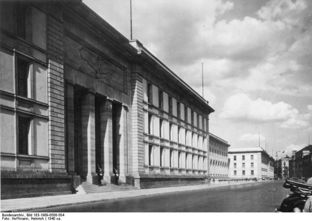 ADN-ZB/Archiv Faschistisches Deutschland 1933-1945/ Berlin: Blick von der Voßstraße auf die Neue Reichskanzlei, die nach Entwürfen des 1937 zum Generalbauinspektor für die Reichshauptstadt ernannten Albert Speer entstand und am 9. Januar 1939 mit dem Neujahrsempfang für das diplomatische Korps eingeweiht wurde. Der Bau bildete mit seinen 420 Räumen ein Element des faschistischen Konzepts, Berlin zur "neuen Welthauptstadt" auszugestalten. Aufn.: Heinrich Hoffmann