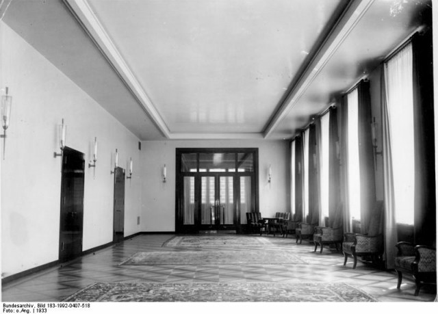 ADN-ZB/Archiv Berlin 1933 Erweiterungsbau der Reichskanzlei Die Galerie vor dem Arbeitszimmer des Reichskanzlers. Die erste Tür links führt zum Arbeitszimmer des Reichskanzlers.