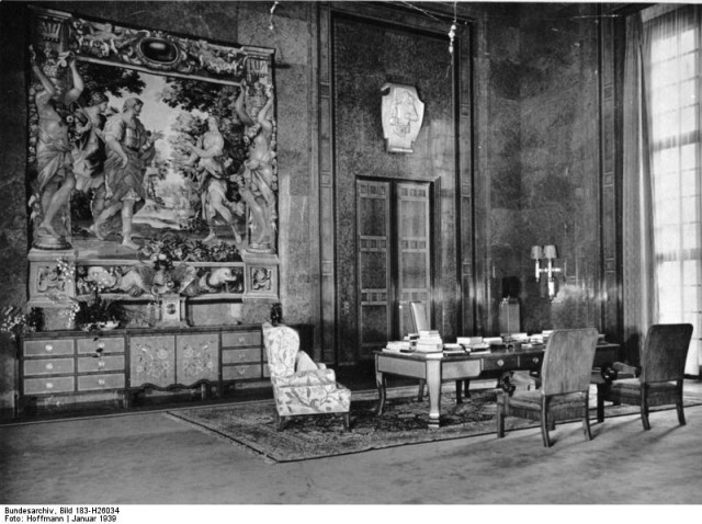 ADN-ZB/Archiv Die Reichskanzlei in Berlin. UBz: Arbeitszimmer Adolf Hitlers. Aufnahme [Januar]1939 10-39