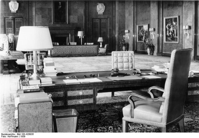 ADN-ZB/Archiv Die Reichskanzlei in Berlin UBz: Arbeitszimmer Adolf Hitlers Aufnahme 1939