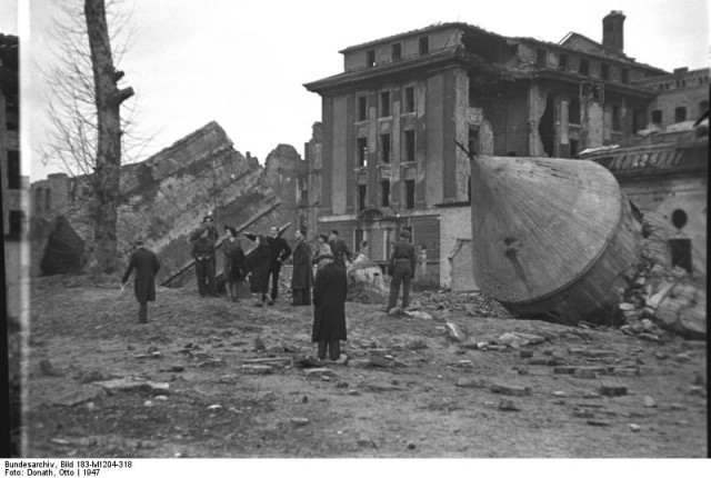 ADN-ZB/Donath Berlin: Die im II. Weltkrieg zerstörte Reichskanzlei, rechts ein gesprengter Unterstand für die Wachmannschaft. Aufn. 1947