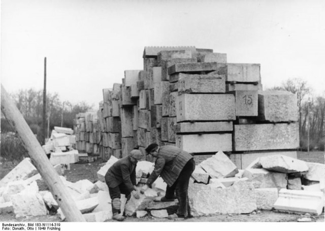 ADN-ZB/Donath Berlin, Frühjahr 1949 Marmorblöcke aus der zerstörten Reichskanzlei lagern zum Bau des Sowjetischen Ehrenmales im Treptower Park.