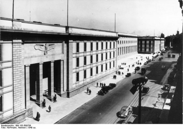 ADN-ZB/Archiv Faschistisches Deutschland 1933-1945 Berlin: Neue Reichskanzlei - Blick von der Voßstrasse Das von Albert Speer entworfene Gebäude bildete mit seinen 420 Räumen auf 16.300 qm ein Element des faschistischen Konzepts, Berlin zur neuen "Welthauptstadt" auszubauen. Anläßlich des Neujahrsempfangs für das diplomatische Korps am 9. Januar 1939 wurde das Gebäude eingeweiht. Aufnahme: Heinrich Hoffmann