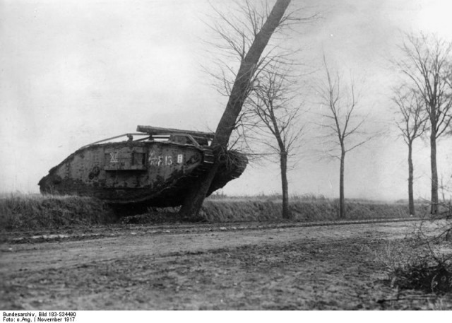 ADN-ZB-Archiv I. Weltrkieg 1914 - 1918;  Westfront: Die Tankschlacht der Engländer bei Cambrai vom 20. bis 29. November 1917. U.B.z.: ein englischer Tank bricht auf dem Vormarsch einen Straßenbaum um. 115-18 [Scherl Bilderdienst]