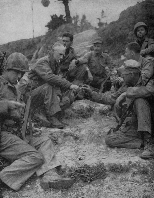 Ernie_Pyle_on_Okinawa