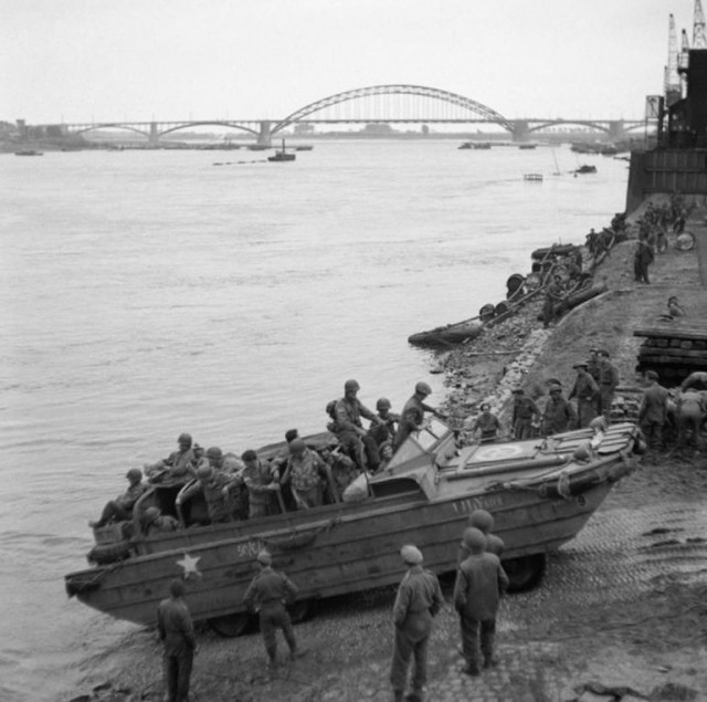 IWM-B-10434-DUKW-Waal