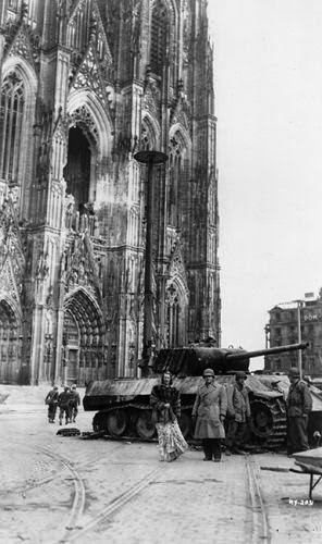 Tourists_at_the_tank