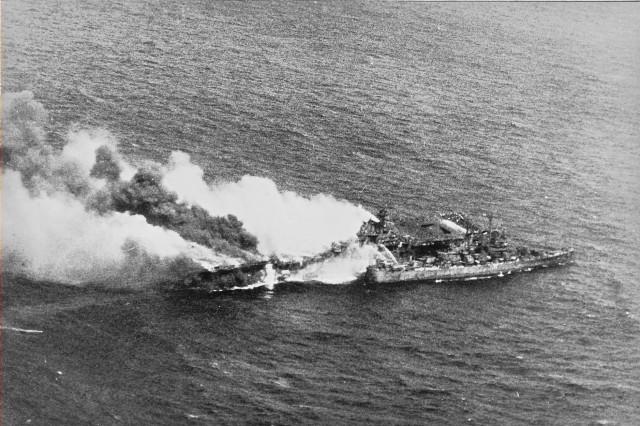 USS_Franklin_(CV-13)_burning_aerial_view