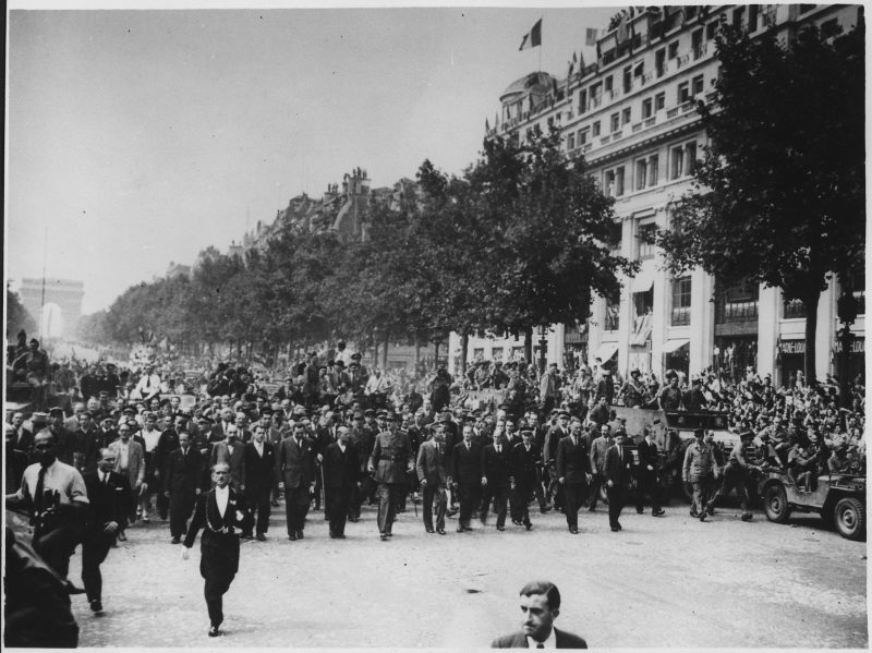 WWII,_Europe,_France,_-De_Gaulle_Leads_Paris_in_Victory_Parade-_-_NARA_-_196287