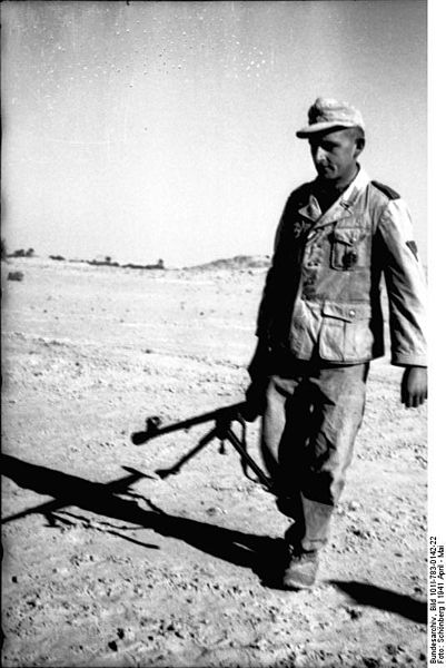 401px-Bundesarchiv_Bild_101I-783-0142-22,_Nordafrika,_Soldat_mit_Panzerbüchse