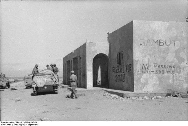Nordarfrika, Soldaten vor Haus mit Aufschrift