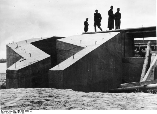 Unüberwindlicher Wall am Atlantik In nimmerruhender Arbeit schufen die Männer der O.T. jenen gewaltigen Wall an Europas Westküste, an dem jeder feindliche Angriffsversuch zerschellen wird. Einer der unzähligen Bunker, die dicht an dicht die ganze lange Küste umsäumen.