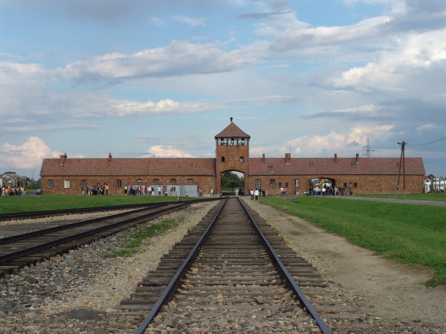 Birkenau_gate