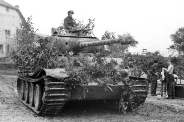 Nordfrankreich, Panzer V (Panther) mit Infanterie