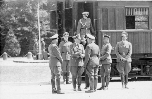 Bundesarchiv_Bild_101III-Pleißer-001-19,_Compiegne,_Verhandlungen_Waffenstillstand