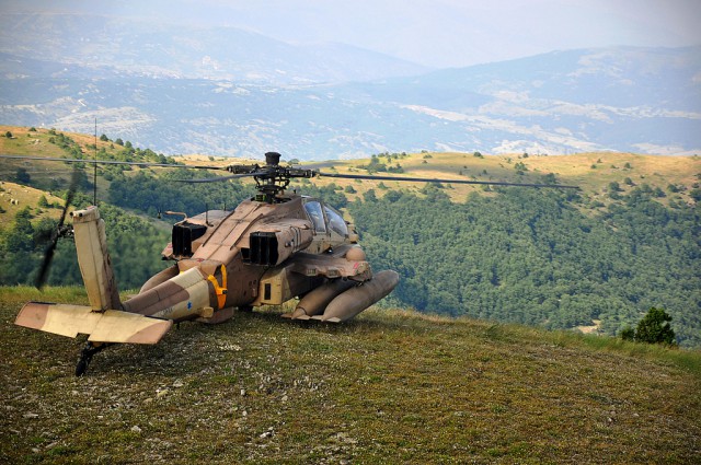 Flickr_-_Israel_Defense_Forces_-_Israeli_Apache_helicopter_overlooks_the_Greek_hills