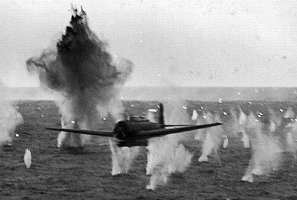 Kamikaze_attack_on_USS_Yorktown
