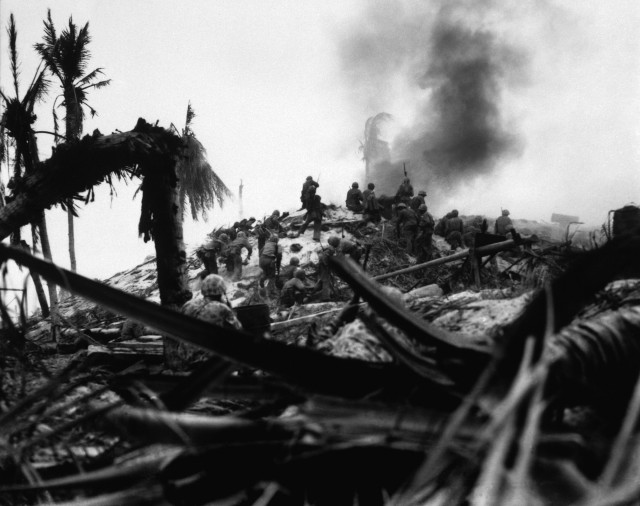 Marines storm Tarawa.  Gilbert Islands.  November 1943. WO Obie Newcomb, Jr. (Marine Corps) Exact Date Shot Unknown NARA FILE #:  127-N-63458 WAR & CONFLICT BOOK #:  1179