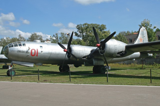 Tupolev_Tu-4_01_red_(10255123433)