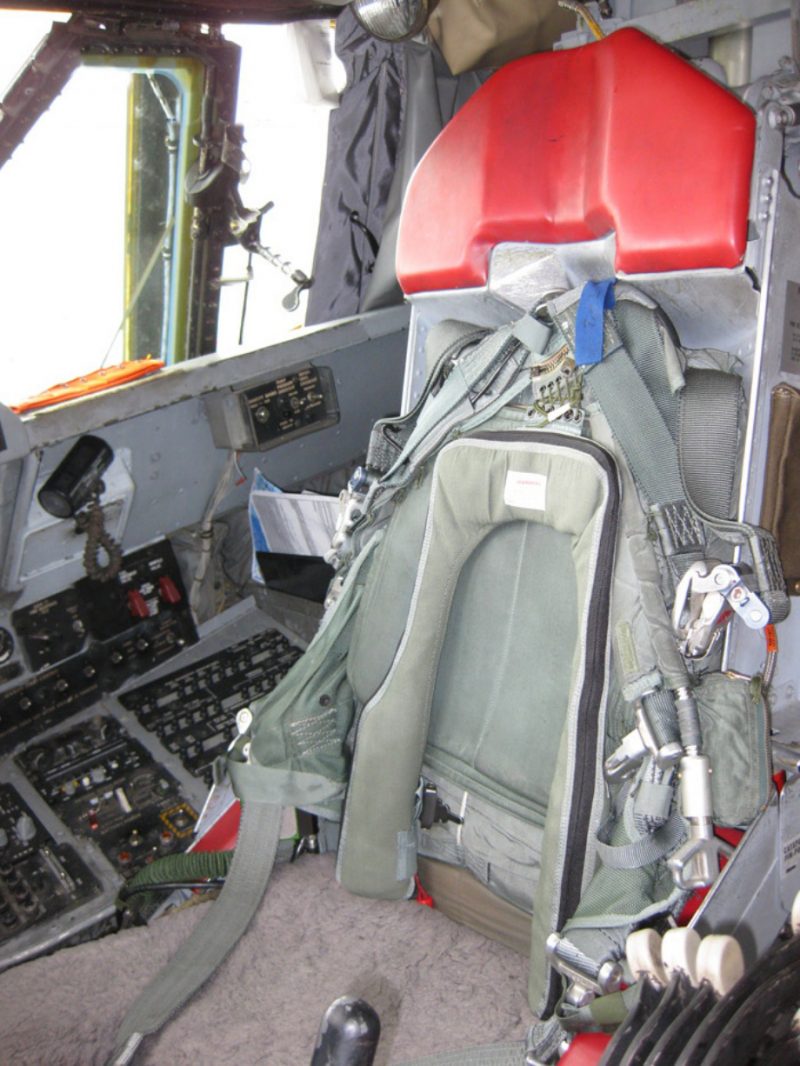 b-52-stratofortress-cockpit-920-17