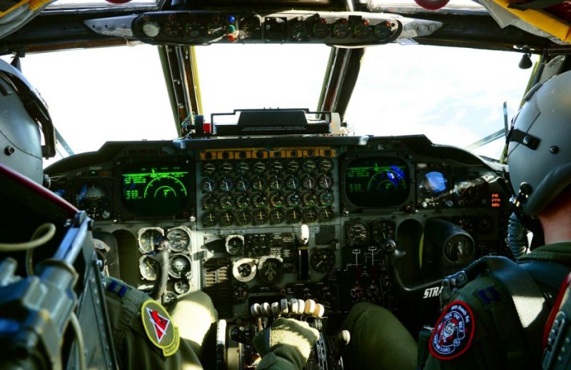 b-52-stratofortress-cockpit-920-22