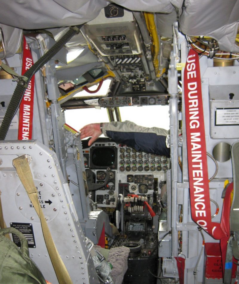b-52-stratofortress-cockpit-920-31