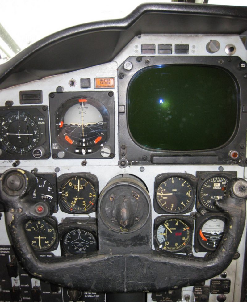 b-52-stratofortress-cockpit-920-33