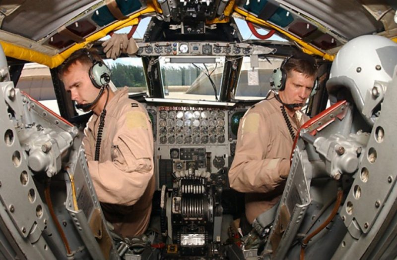 b-52-stratofortress-cockpit-920-39