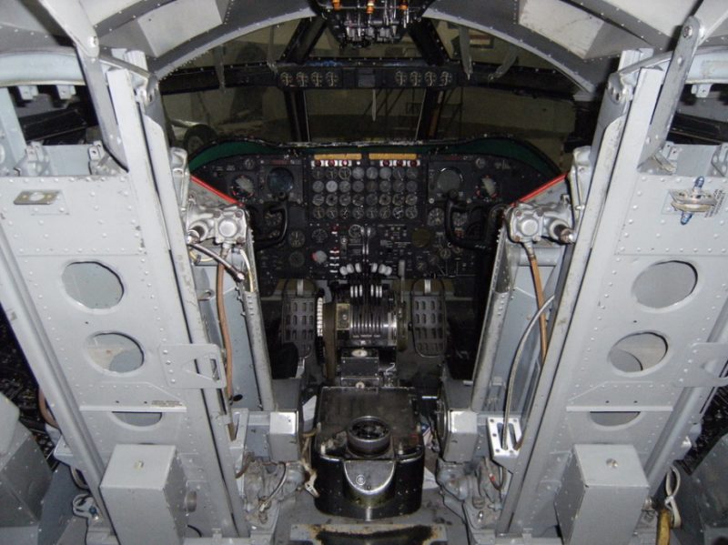 b-52-stratofortress-cockpit-920-52