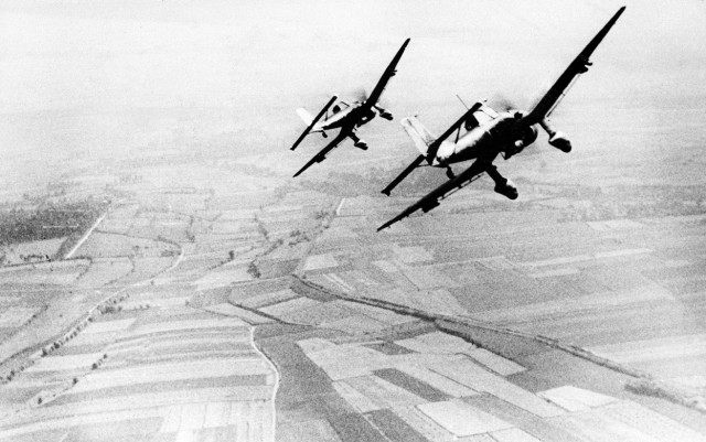 05-Luftwaffe-Ju-87B-Stuka-dive-bombers-returning-to-their-base-in-France-Aug-19-1940-01
