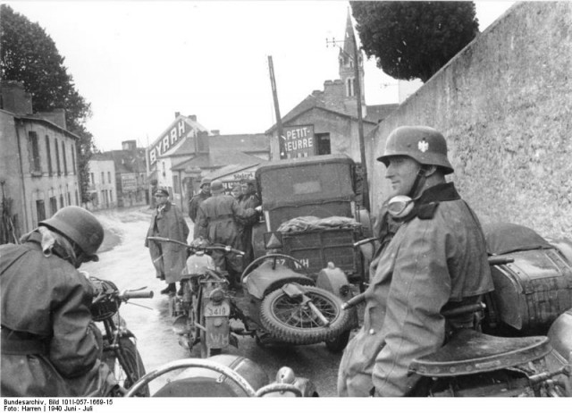 Frankreich, Kradfahrer bei Rast in Ortschaft