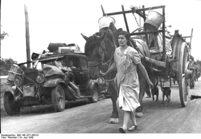 Die Flüchtlingswagen sind hoch beladen mit den wenigen Habseligkeiten. Frankreich, bei Gien. 19.6.1940
