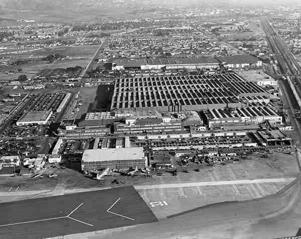 wwii-lockheed-covered-in-netting-1