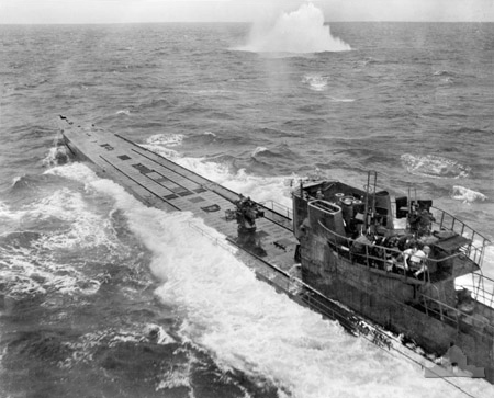 Submarine_attack_(AWM_304949)