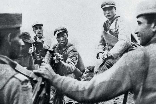 Indian soldiers surrendering to the PLA