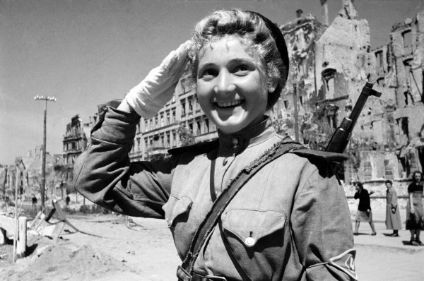russian_female_soldier_berlin_1945_by_uniformfan-d5t4hek