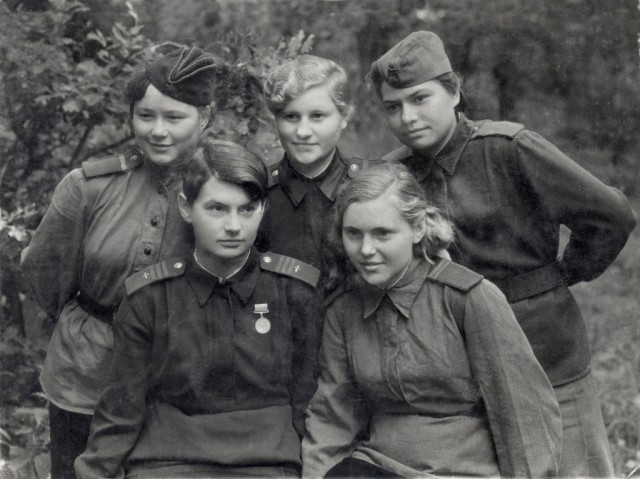 russian_female_soldiers_group_ww2_by_uniformfan-d5toe2l