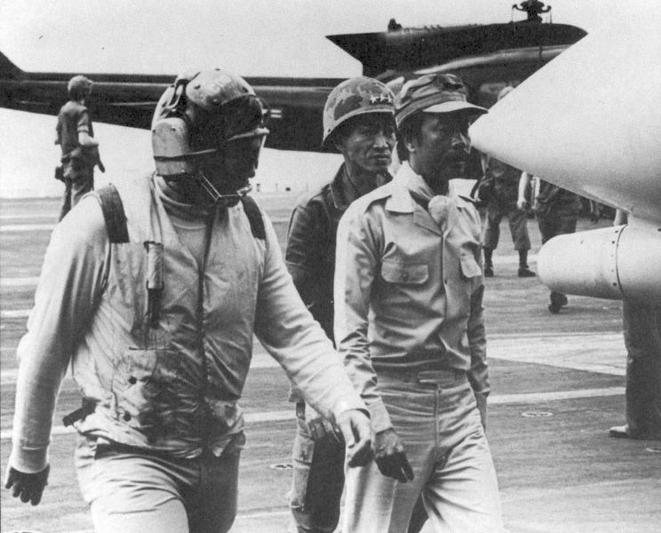 Air_Vice_Marshal_Ky_arrives_on_the_USS_Midway