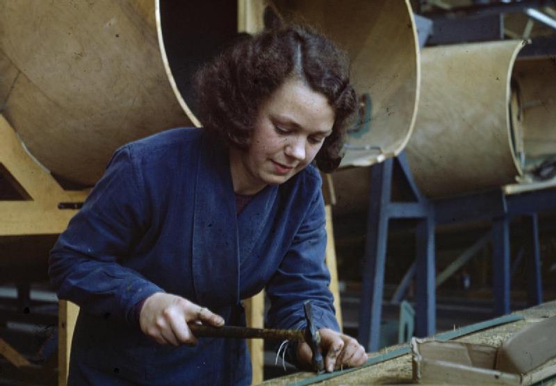 Building_Mosquito_Aircraft_at_the_De_Havilland_Factory_in_Hatfield,_Hertfordshire,_1943_TR917
