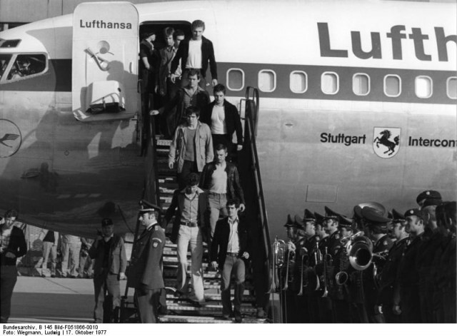 The Lufthansa plane on 18 October 1977 after the rescue. Disembarking are the freed hostages and members of the GSG-9 team