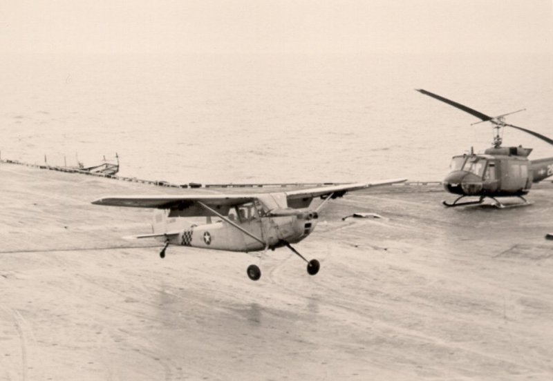 Major_Buang_lands_his_Cessna_O-1_on_USS_Midway