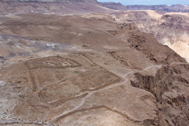 Remnants of one of the Roman camps and part of the connecting wall. By Oren Rozen – CC BY-SA 3.0