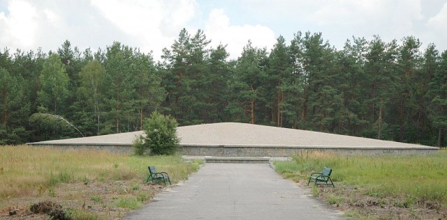 Poland_Sobibor_-_death_camp_mausoleum