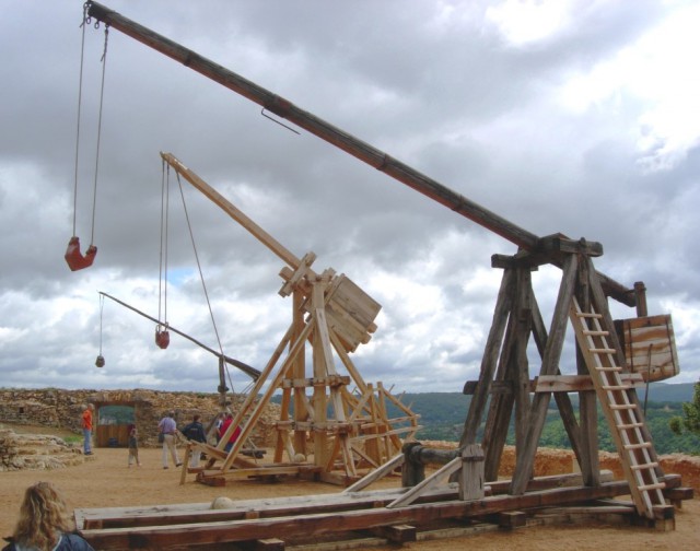 Trebuchets at Château de Castelnaud (Wikipedia)