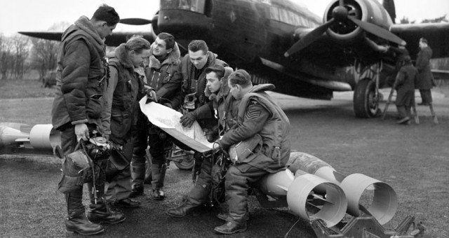 bomber-crew-prepare-for-raid-iwm-photo-893